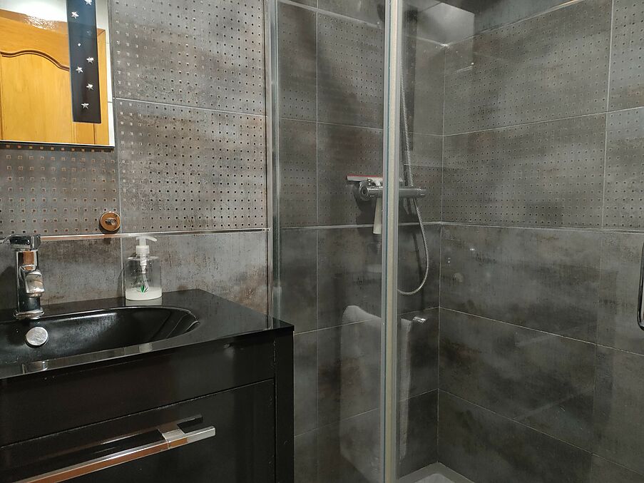 Piso y local en venta en Hostalric
