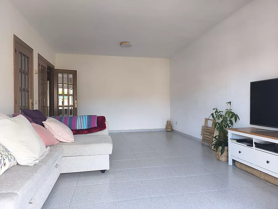 PIS EN VENDA A HOSTALRIC