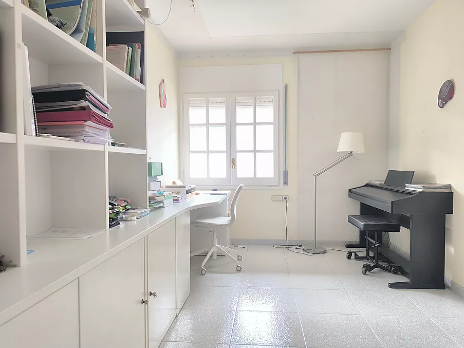 PIS EN VENDA A HOSTALRIC