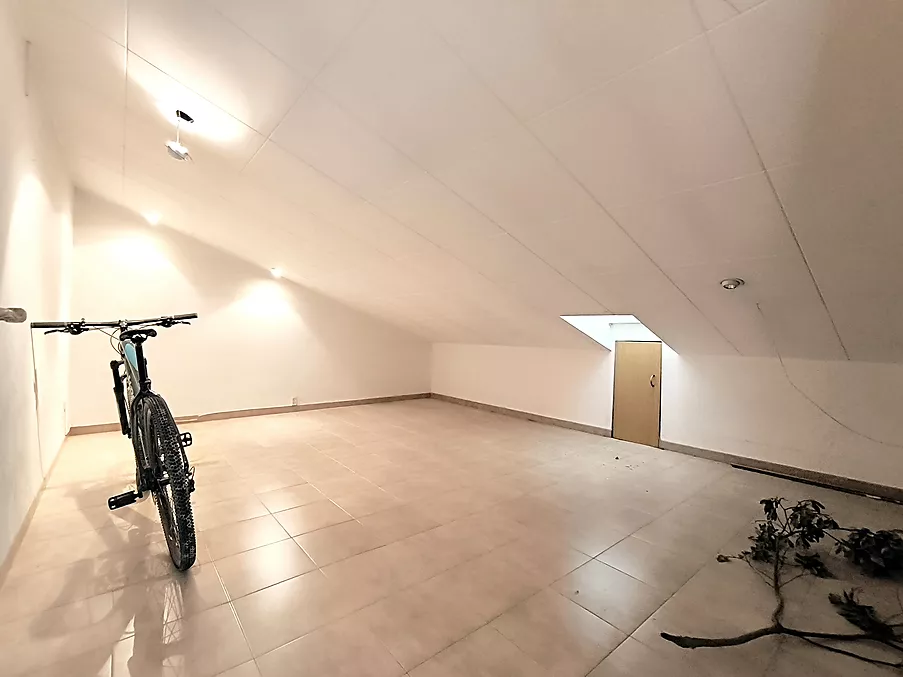 PIS EN VENDA A HOSTALRIC