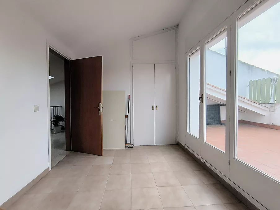 PIS EN VENDA A HOSTALRIC