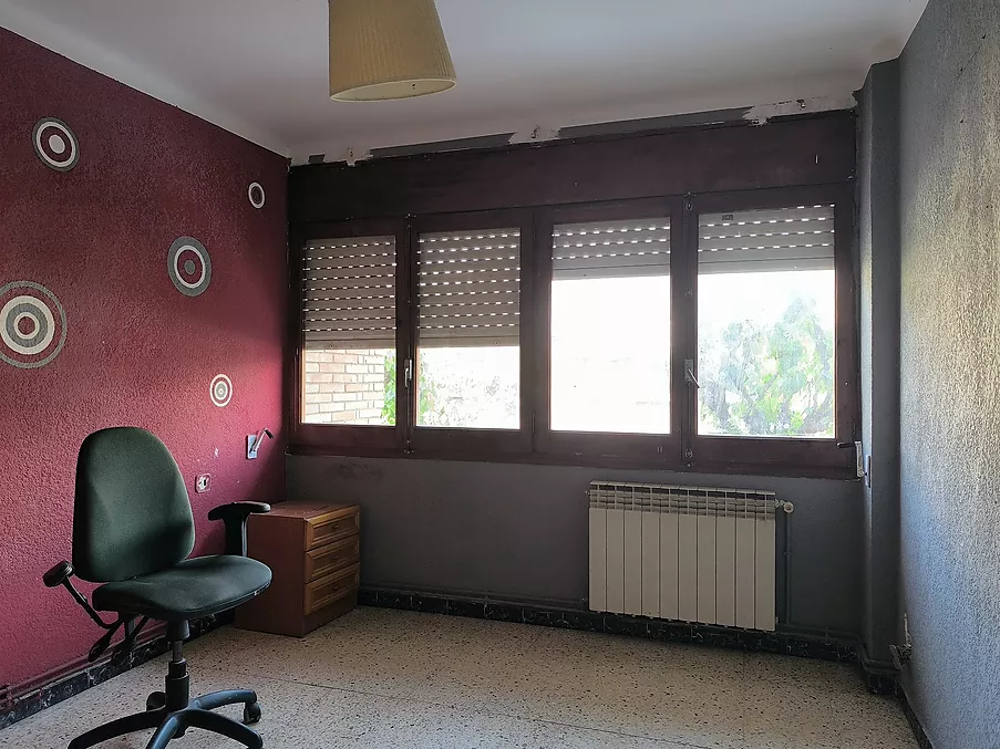 PIS EN VENDA A HOSTALRIC