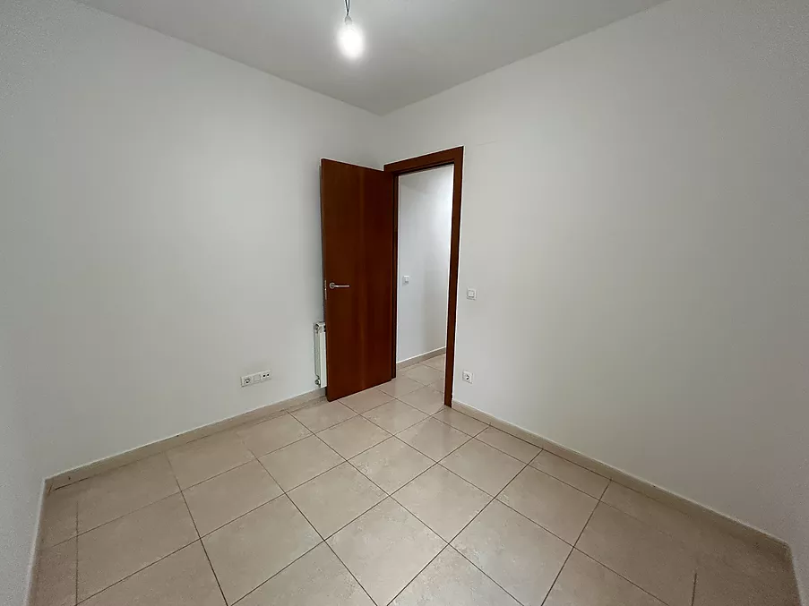 Ampli, lluminós i molt ben situat.
