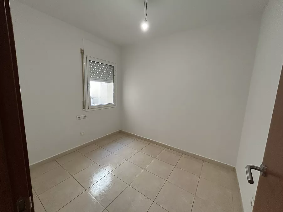 Ampli, lluminós i molt ben situat.