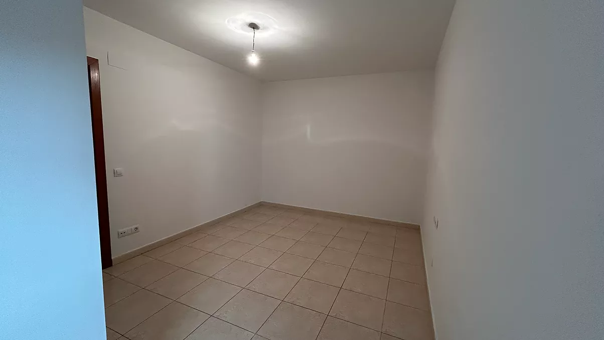 Ampli, lluminós i molt ben situat.