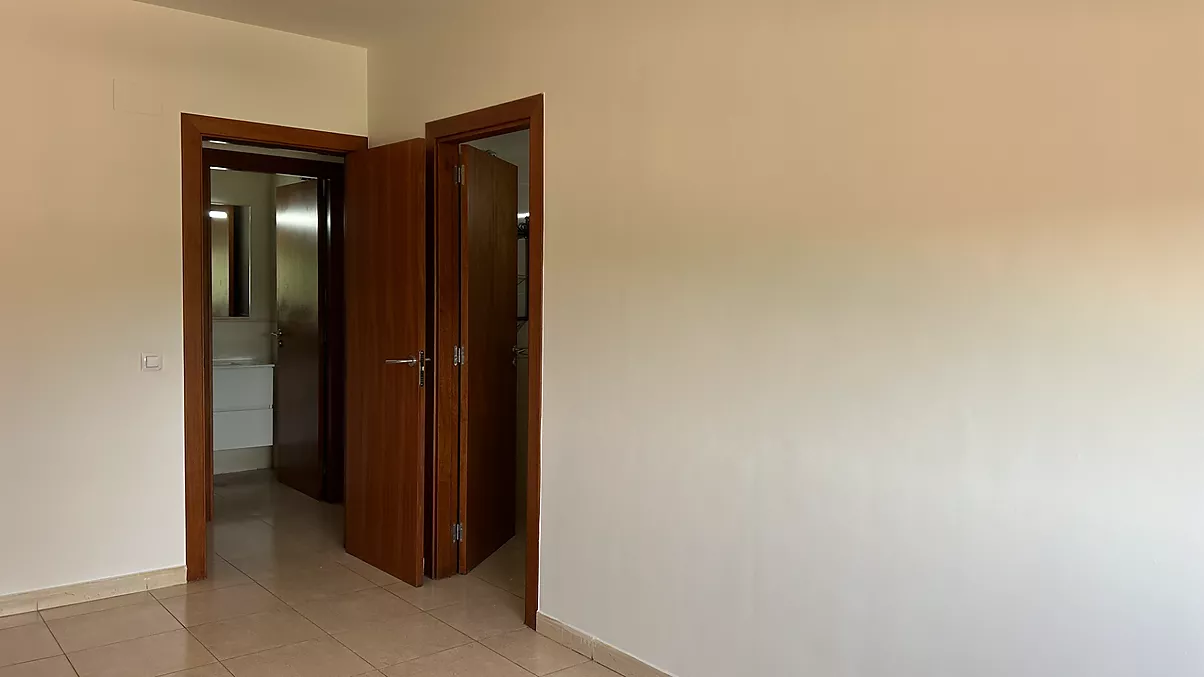 Ampli, lluminós i molt ben situat.