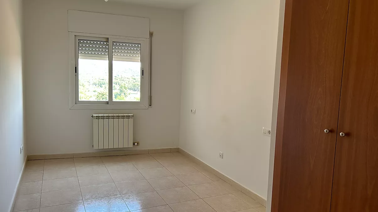 Ampli, lluminós i molt ben situat.