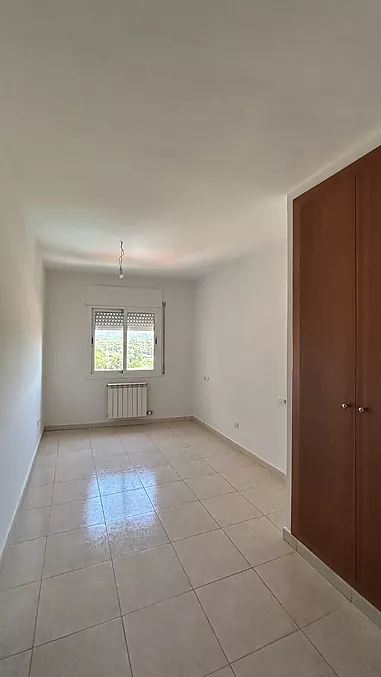 Ampli, lluminós i molt ben situat.