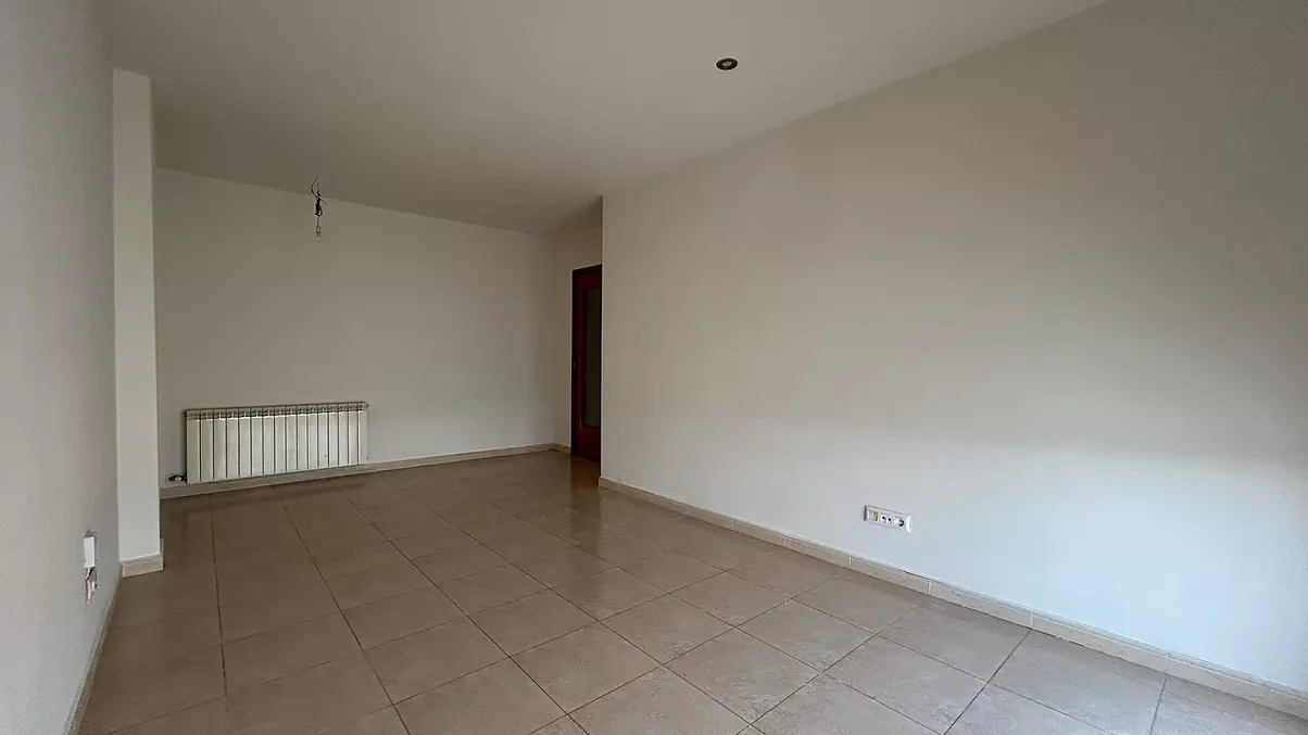 Ampli, lluminós i molt ben situat.