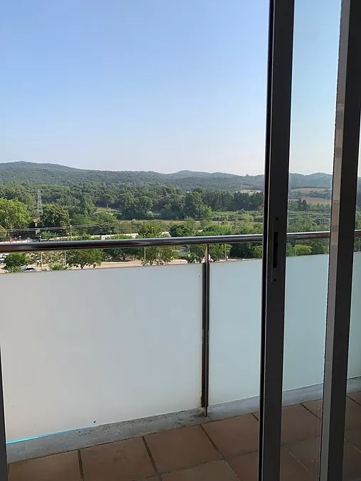 Ampli, lluminós i molt ben situat.