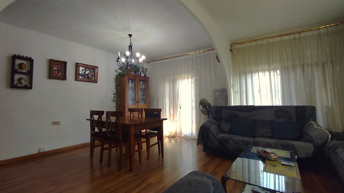 Edifico en venta en Hostalric con tres pisos independientes