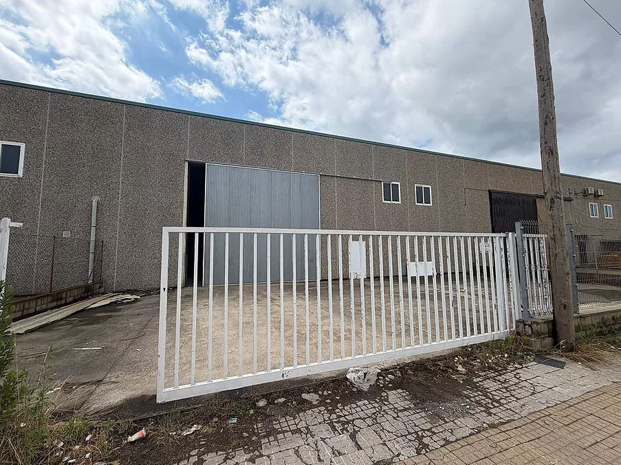 NAU INDUSTRIAL DE LLOGUER A HOSTALRIC