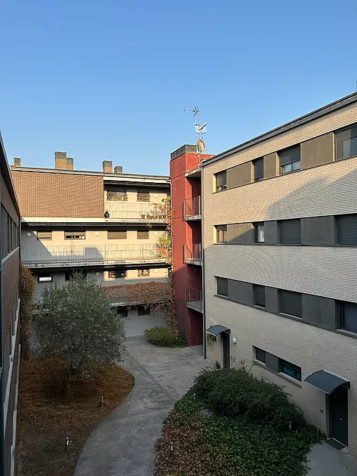 cuina amb sortida a amplia terrassa molt íntima