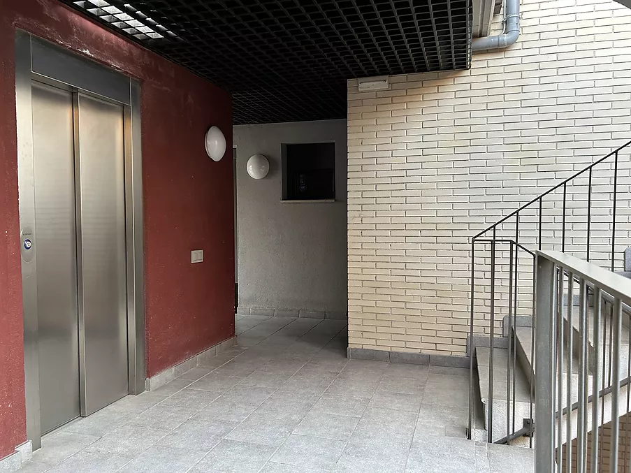 cuina amb sortida a amplia terrassa molt íntima