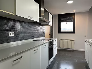 cuina amb sortida a amplia terrassa molt íntima