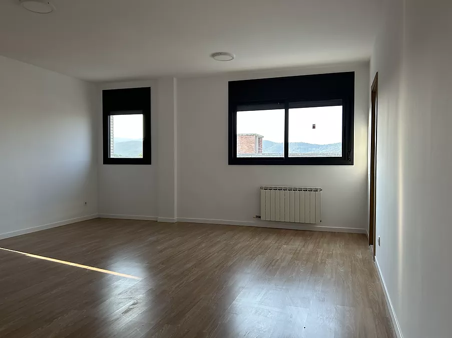 cuina amb sortida a amplia terrassa molt íntima