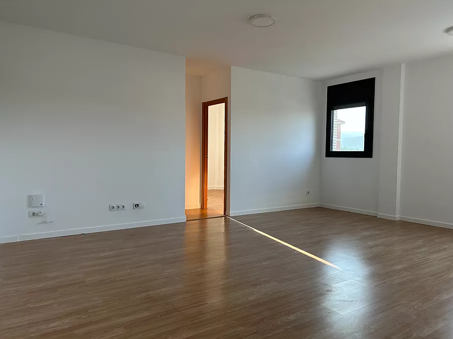 cuina amb sortida a amplia terrassa molt íntima