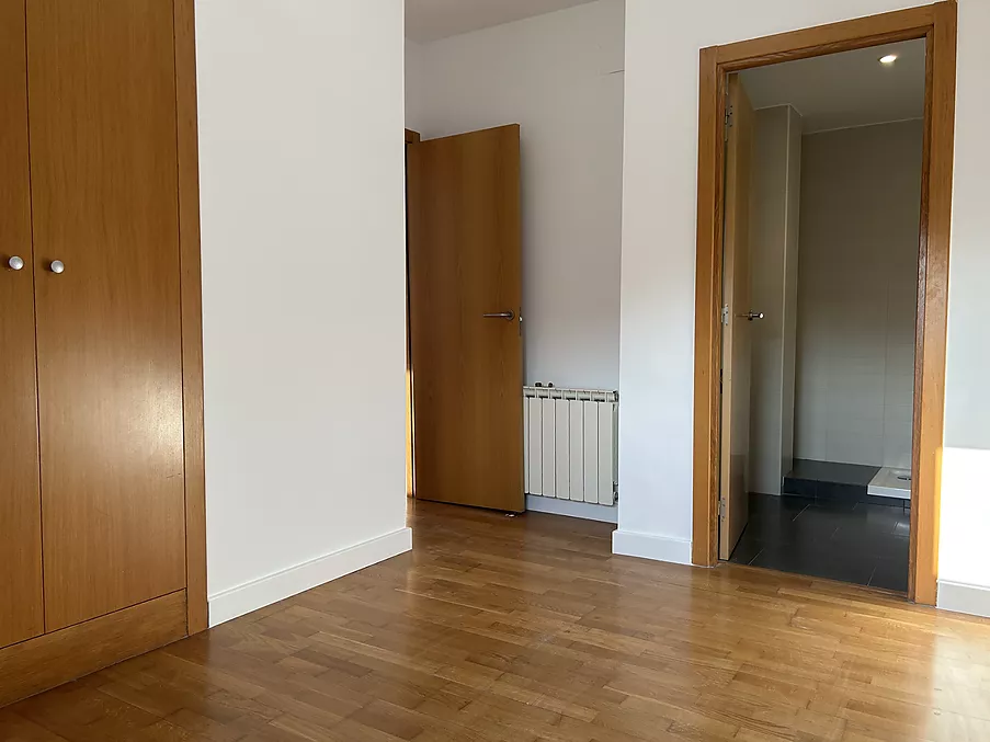 cuina amb sortida a amplia terrassa molt íntima