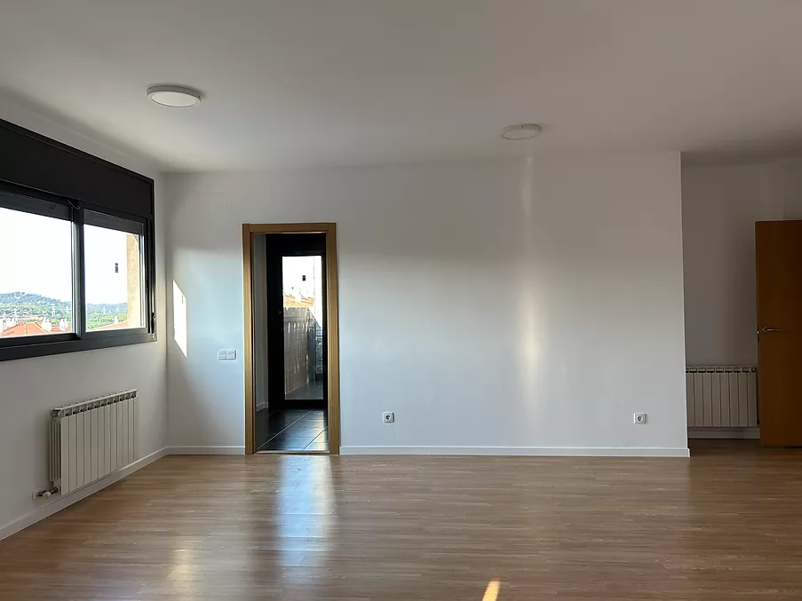 cuina amb sortida a amplia terrassa molt íntima