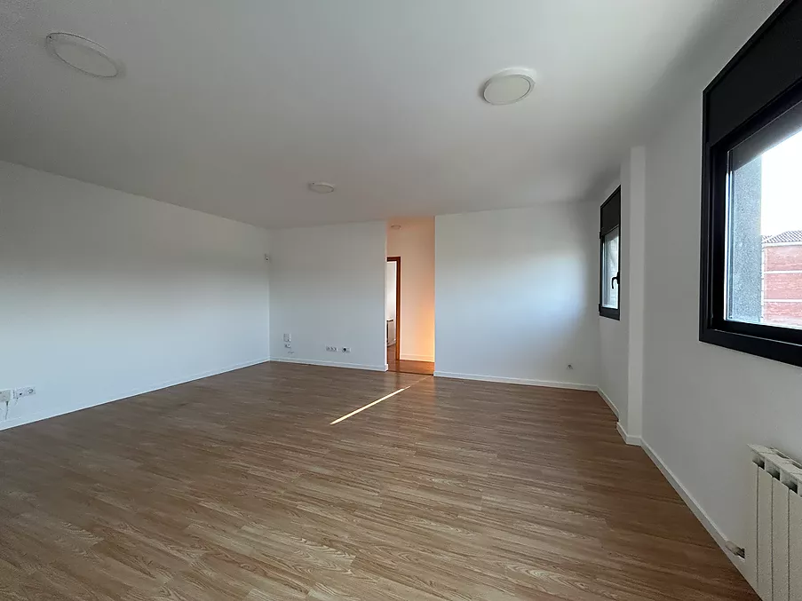 cuina amb sortida a amplia terrassa molt íntima