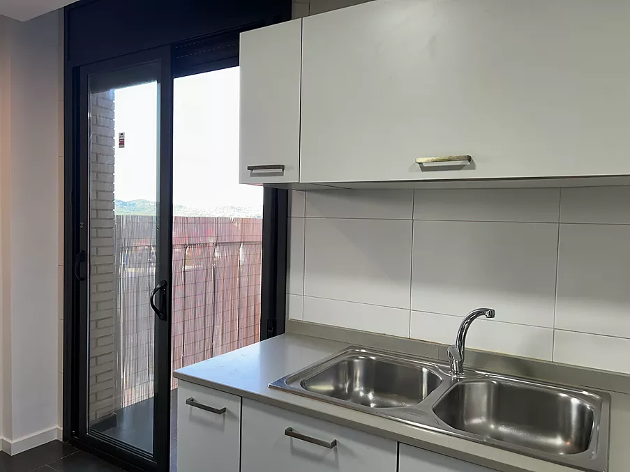 cuina amb sortida a amplia terrassa molt íntima