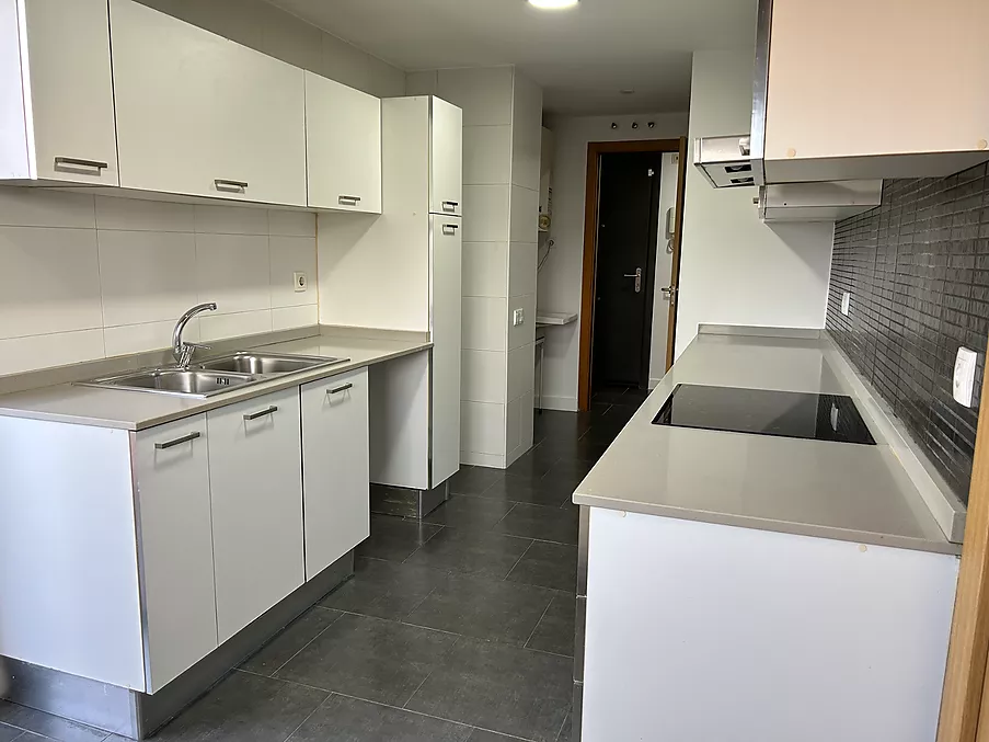 cuina amb sortida a amplia terrassa molt íntima