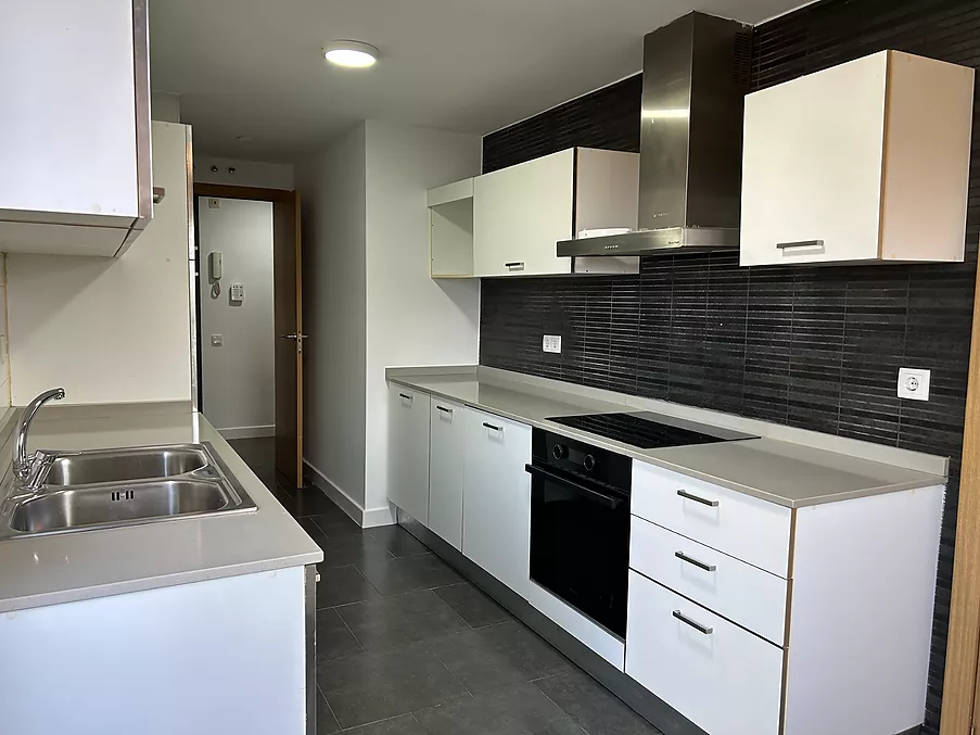 cuina amb sortida a amplia terrassa molt íntima